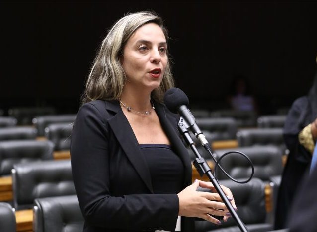 Câmara aprova projeto de Fernanda Melchionna que prevê tornozeleira para agressores