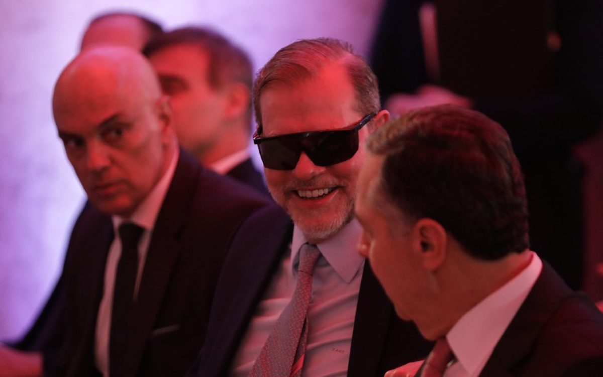 O Brasil não é para amadores, é para quem tem amigos e acredita nas coincidências