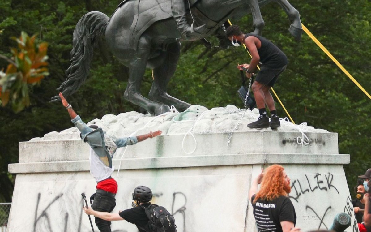 Donald Trump defende pena de até 10 anos para quem vandalizar estátuas federais; brasileiros relembram caso da “Débora do Batom”