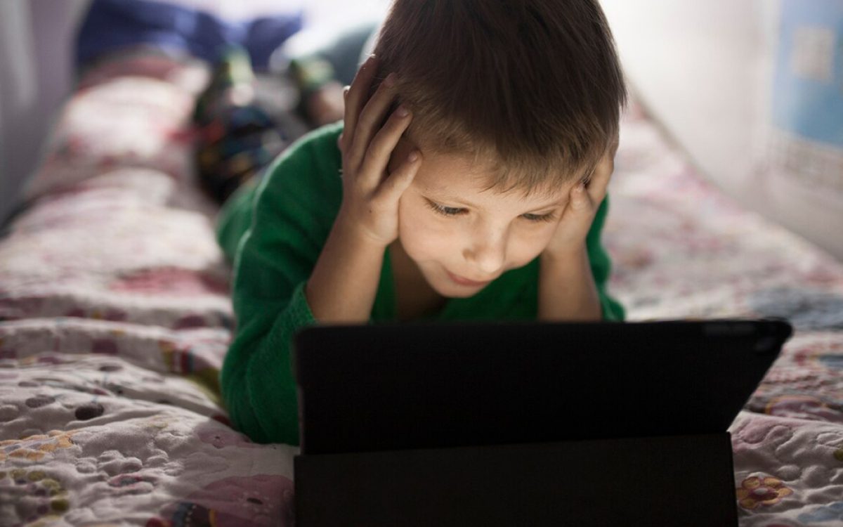 O desafio das telas: como o uso excessivo de dispositivos digitais afeta o desenvolvimento infantil