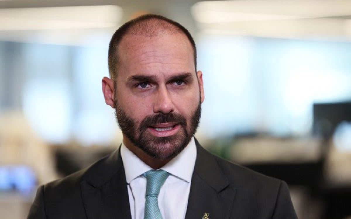 Moraes determina notificação por edital de Eduardo Bolsonaro em caso de coação judicial