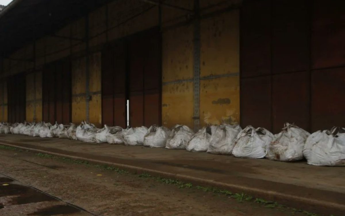 Porto Alegre: Dmae reforça Cais Mauá com sacos de areia e argila, apesar de falha da estratégia em 2024
