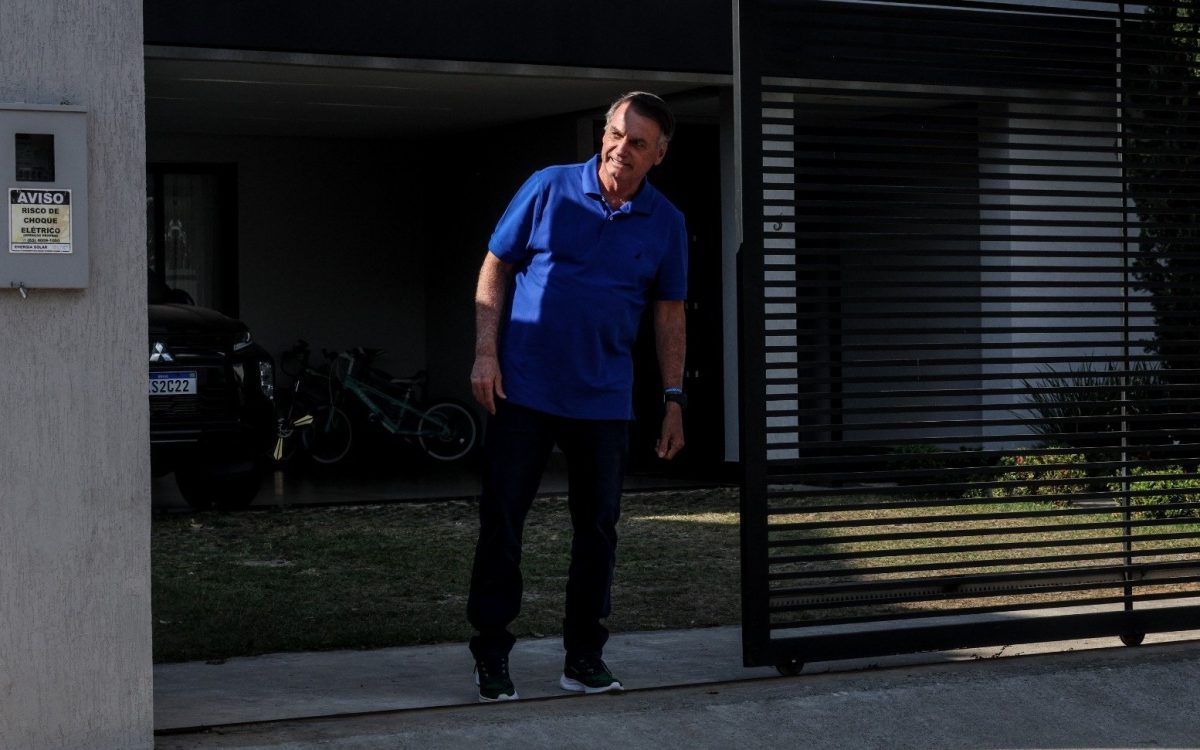 Moraes reforça vigilância na casa de Bolsonaro após relatório da PF apontar risco de fuga