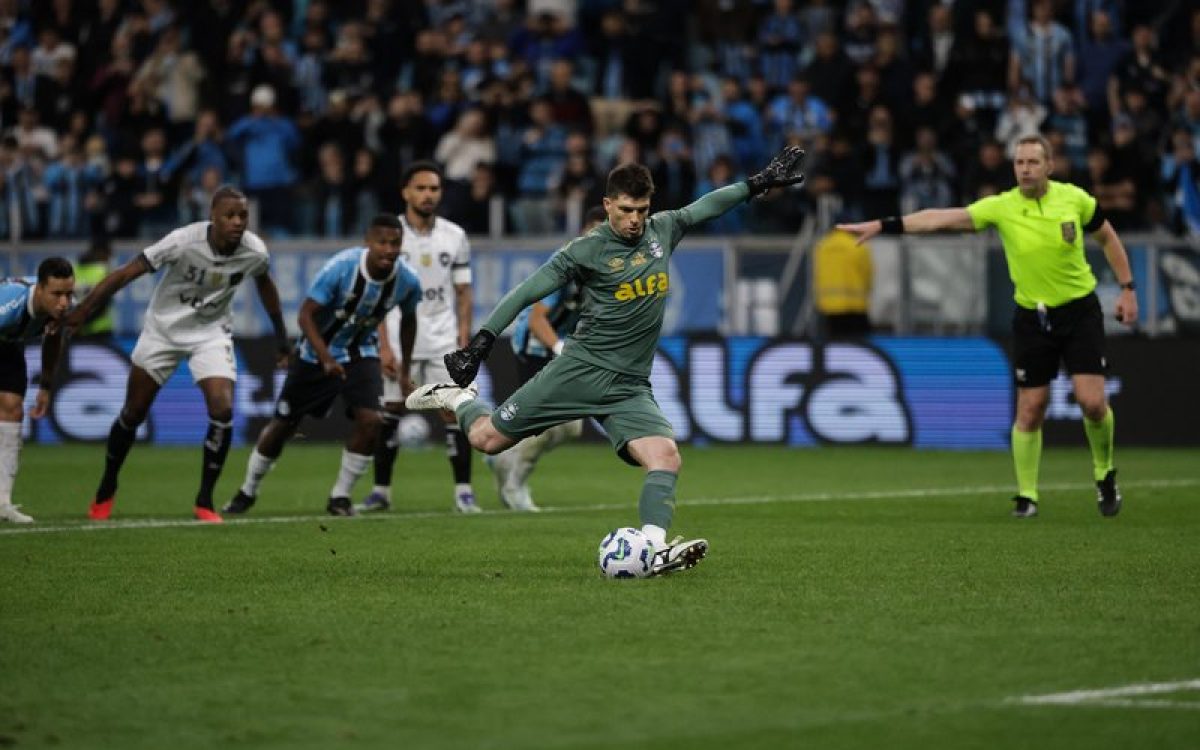 Volpi marca de pênalti e garante empate do Grêmio com o Botafogo