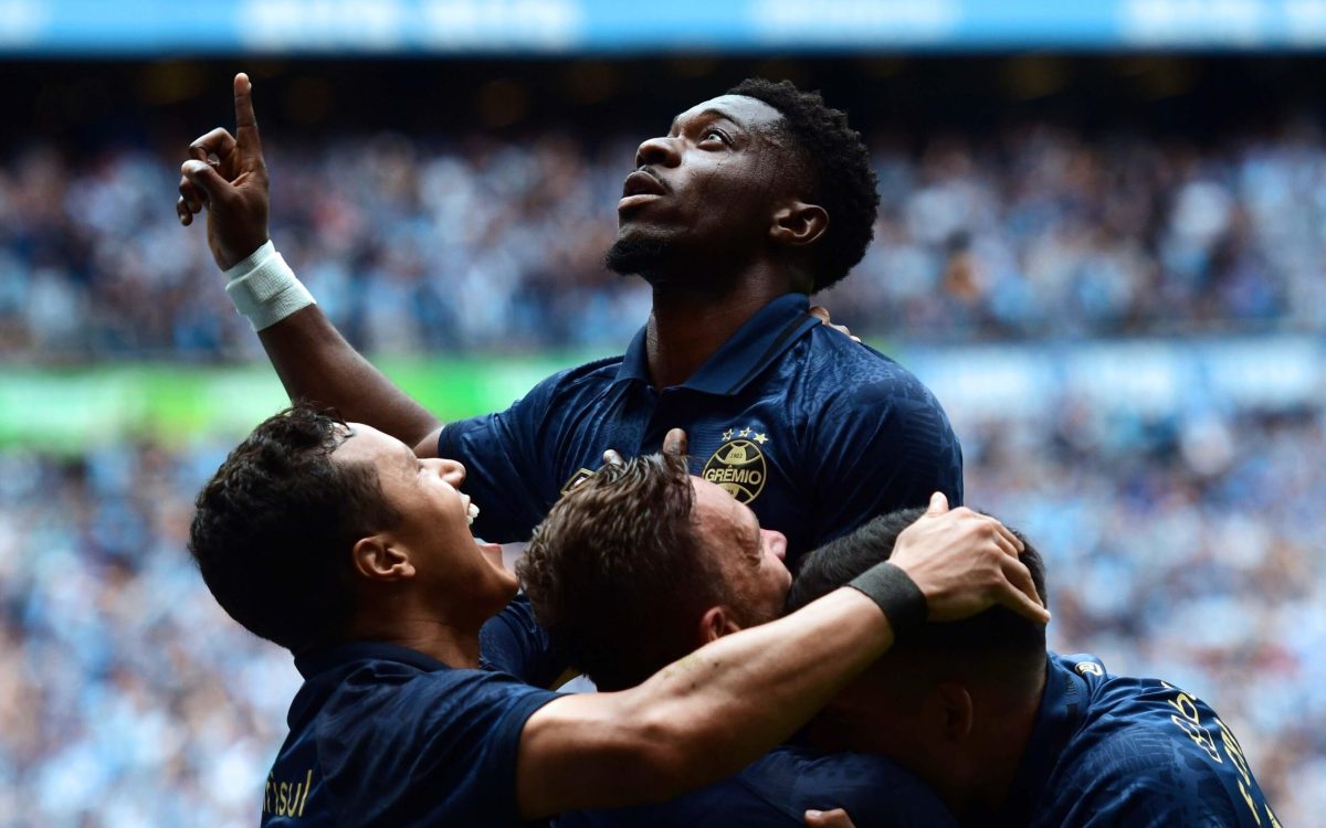 Grêmio volta a vencer na Arena em grande partida de Amuzu e sobe na tabela