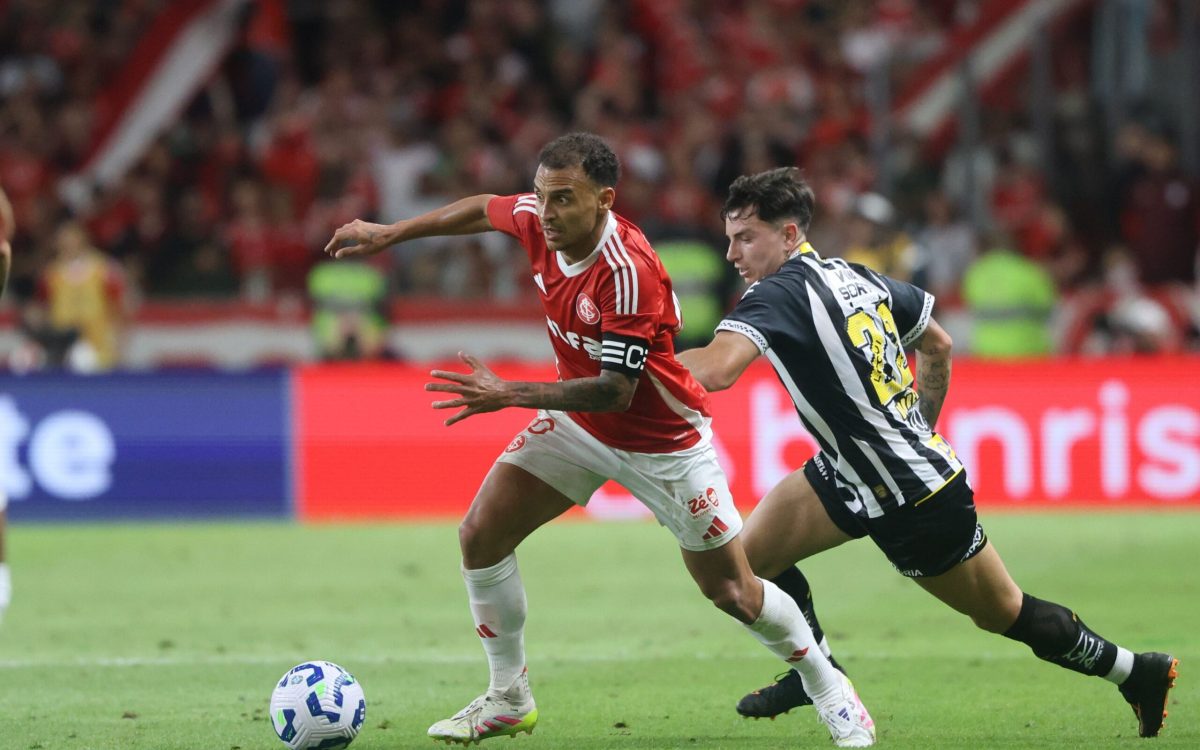 Quem não faz, leva: Inter domina, desperdiça gols e fica só no empate contra o Santos