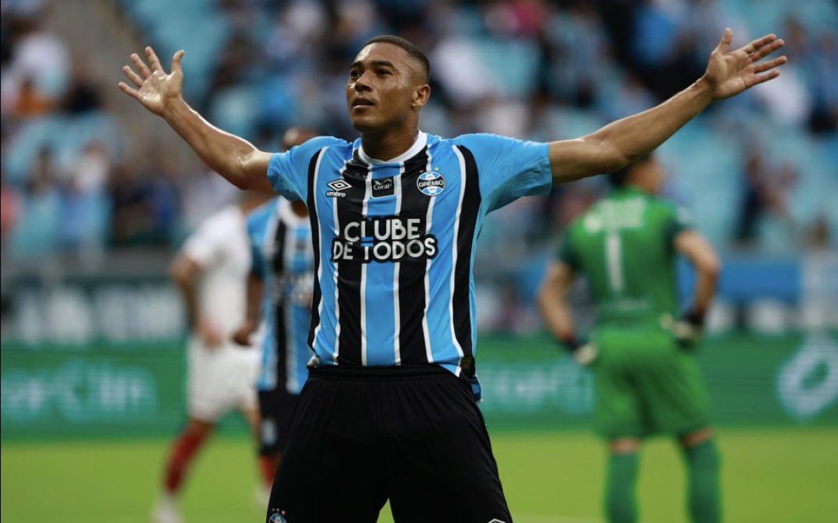Com hat-trick de Carlos Vinícius, Grêmio goleia o São Luiz na estreia de Tetê