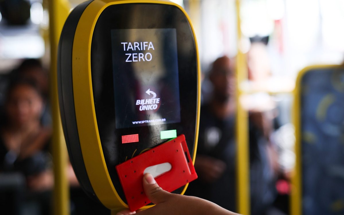 SÃO PAULO, SP, 17.12.2023. Movimentação de passageiros no terminal de ônibus Tatuapé no primeiro dia de tarifa zero em ônibus da capital. (Foto: Zanone Fraissat/ Folhapress)