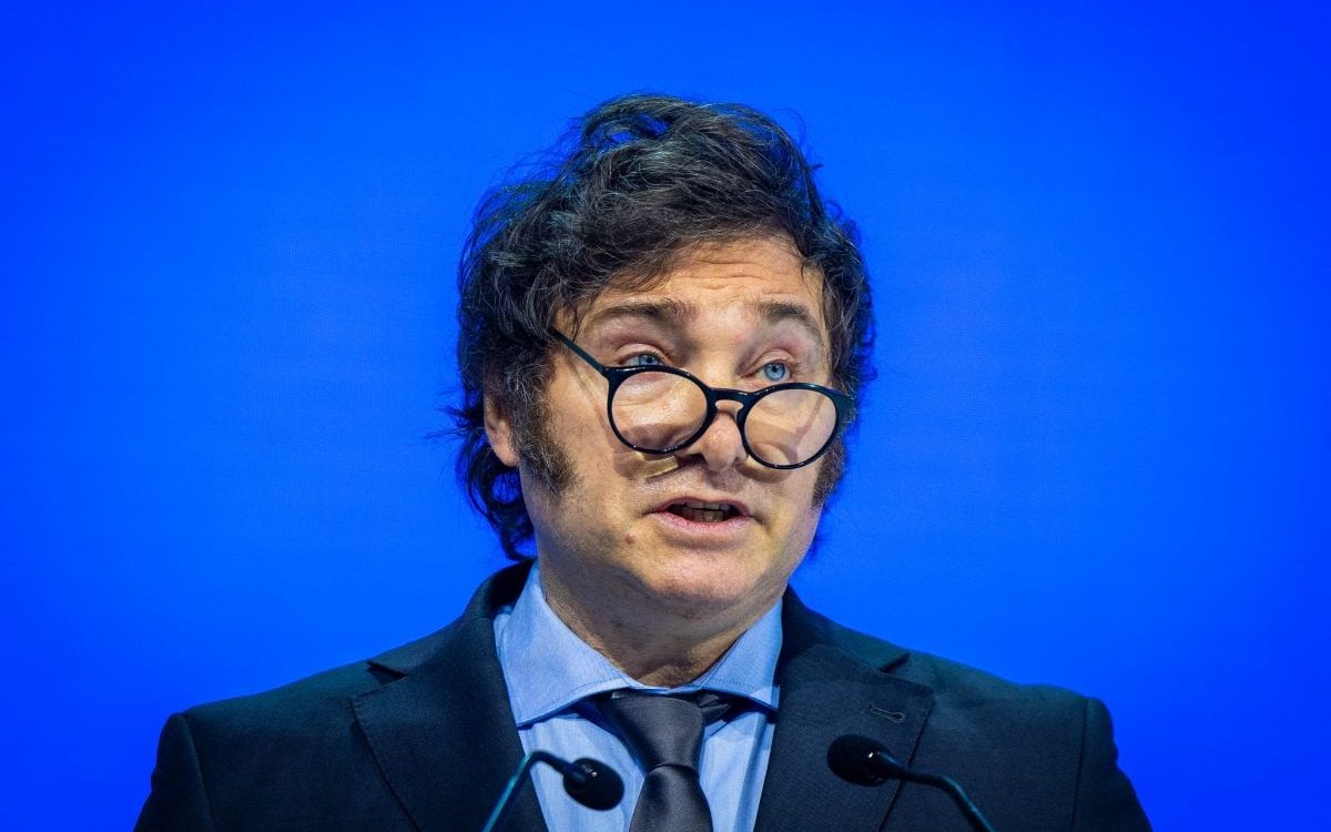 Milei prepara reforma trabalhista com redução de direitos e flexibilização de contratos na Argentina