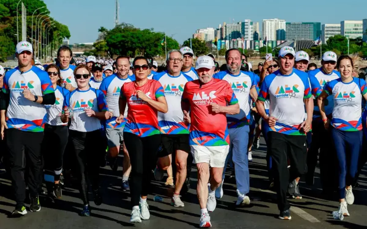 Lula participa de caminhada pelos 95 anos do MEC, exalta educação e ironiza Bolsonaro: “Civilidade, não tem motociata”