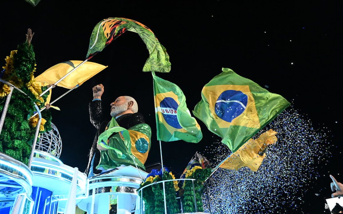 Desfile em homenagem a Lula provoca críticas à TV Globo, elogios de aliados e ameaças de ação no TSE