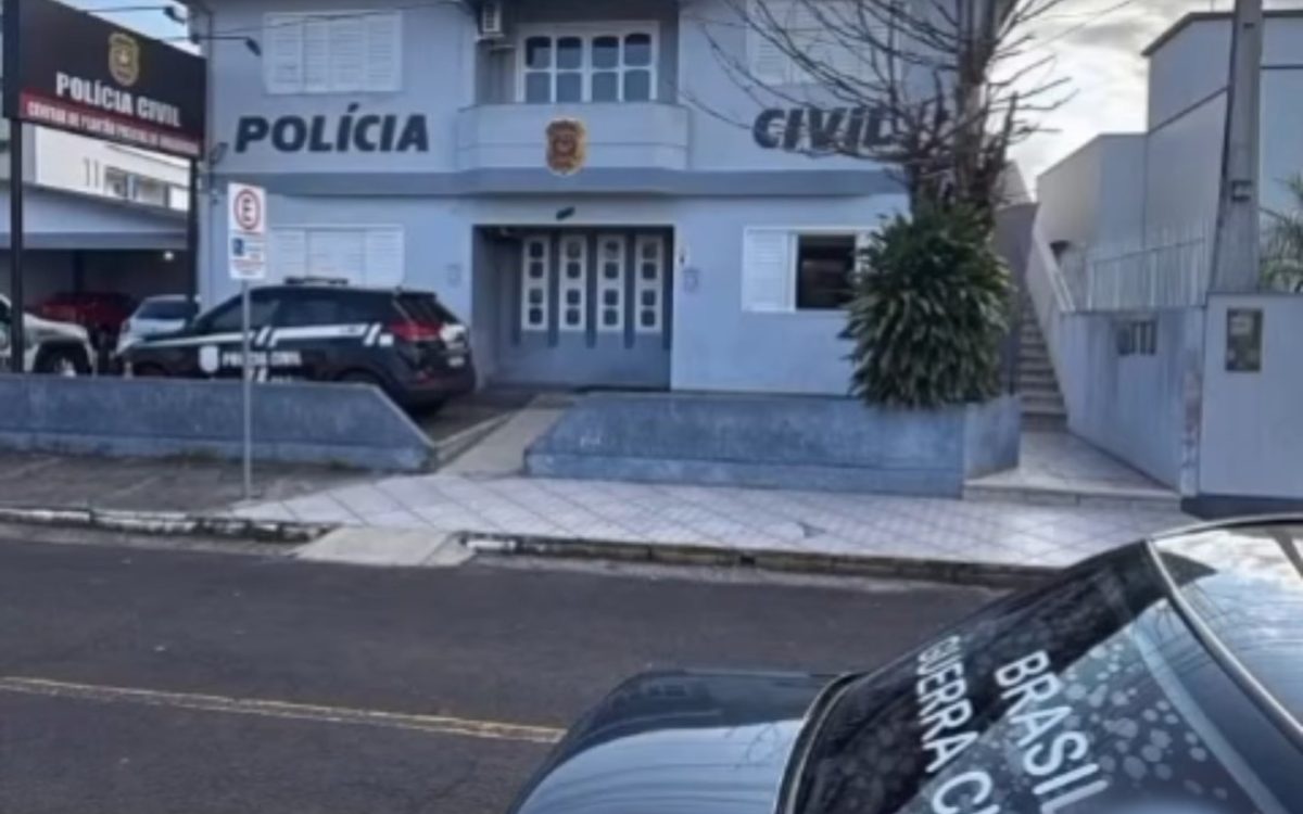 Homem é preso em Araranguá (SC) por exibir símbolo nazista em veículo