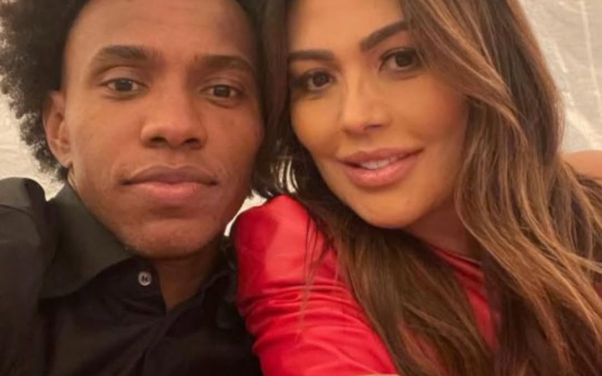 Esposa de jogador do Grêmio renuncia à cobrança de dívida contra ex-empregada após repercussão negativa