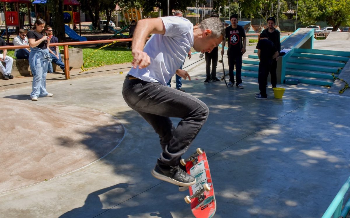 Itaqui libera pista de skate para uso e prefeito arrisca manobras
