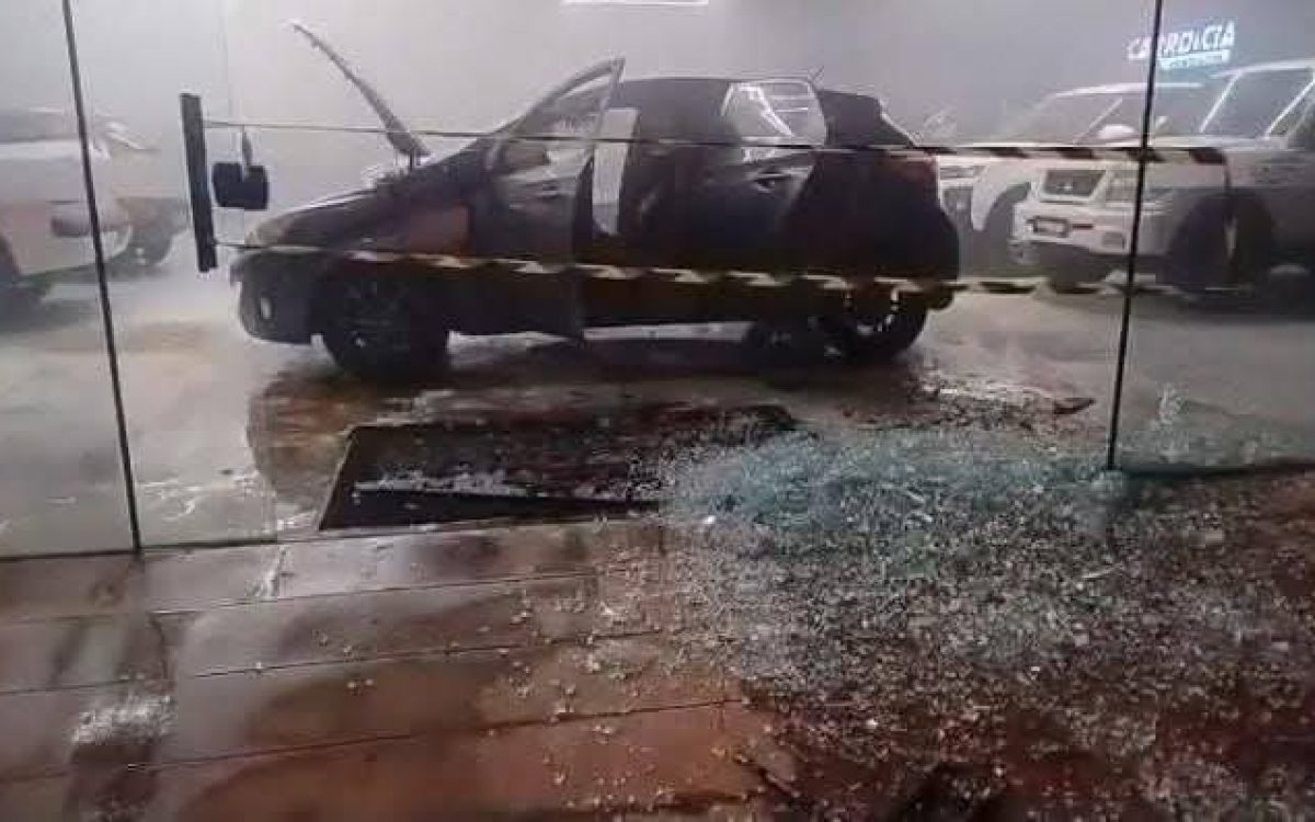 Alvo de incêndio criminoso, revenda de carros encerra atividades após oito anos em Itaqui