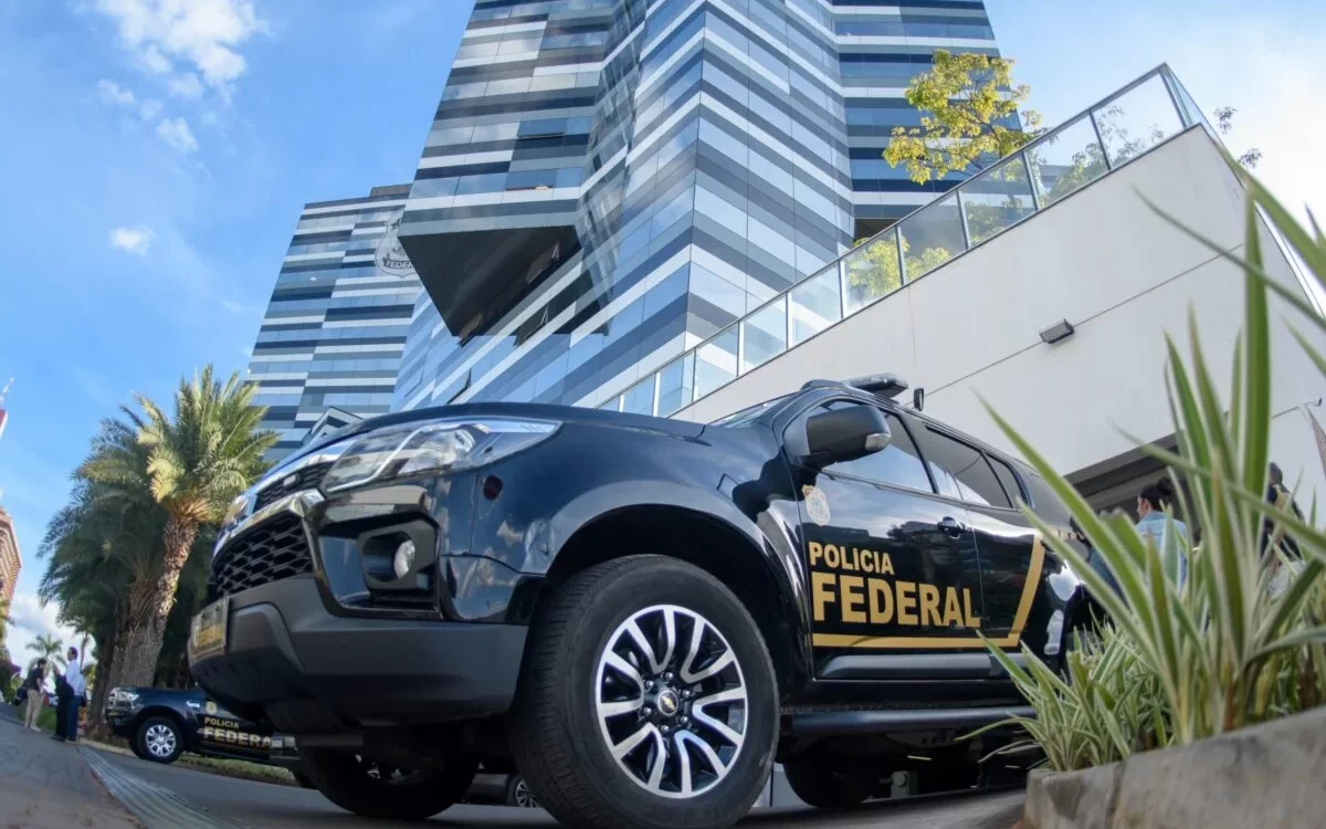 PF cumpre mandado de prisão domiciliar contra 10 condenados por tentativa de golpe após fuga frustrada de ex-diretor da PRF