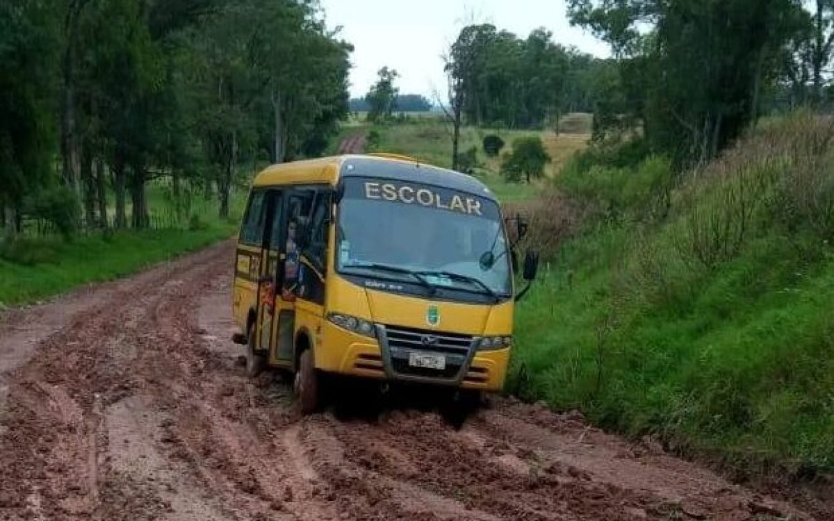 “Não é justo, é desumano”: Crianças da zona rural de Rosário do Sul enfrentam dificuldades após Câmara aprovar mudanças no transporte escolar