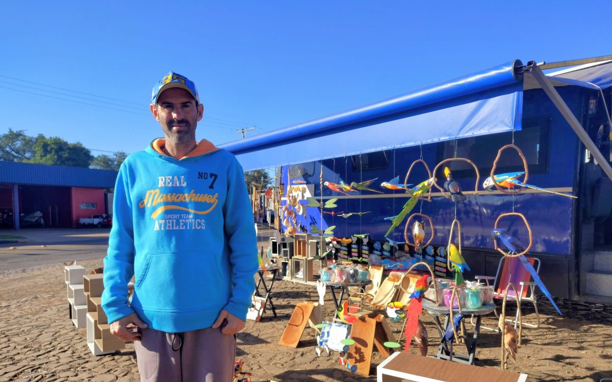 Artesão gaúcho passa por São Borja após visitar mais de 100 cidades pelo Brasil com seu trabalho autoral