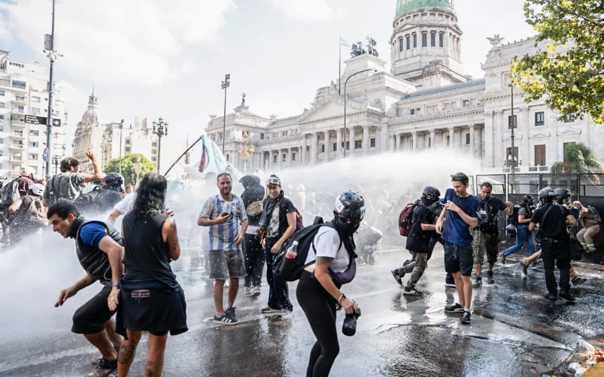 Enquanto Brasil discute o fim da escala 6×1, congresso argentino aprova reforma que aumenta a jornada para 12 horas
