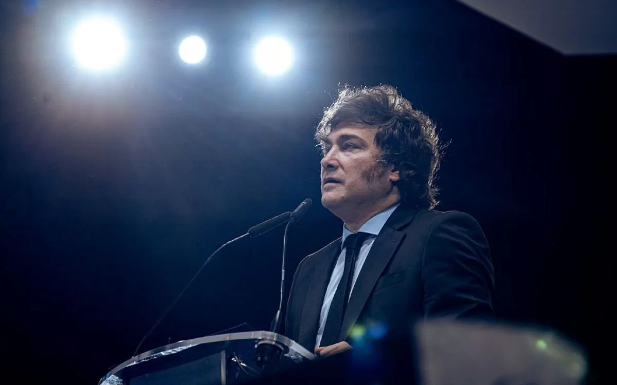 Sob pressão, Milei encara eleição decisiva que pode definir o futuro do governo argentino