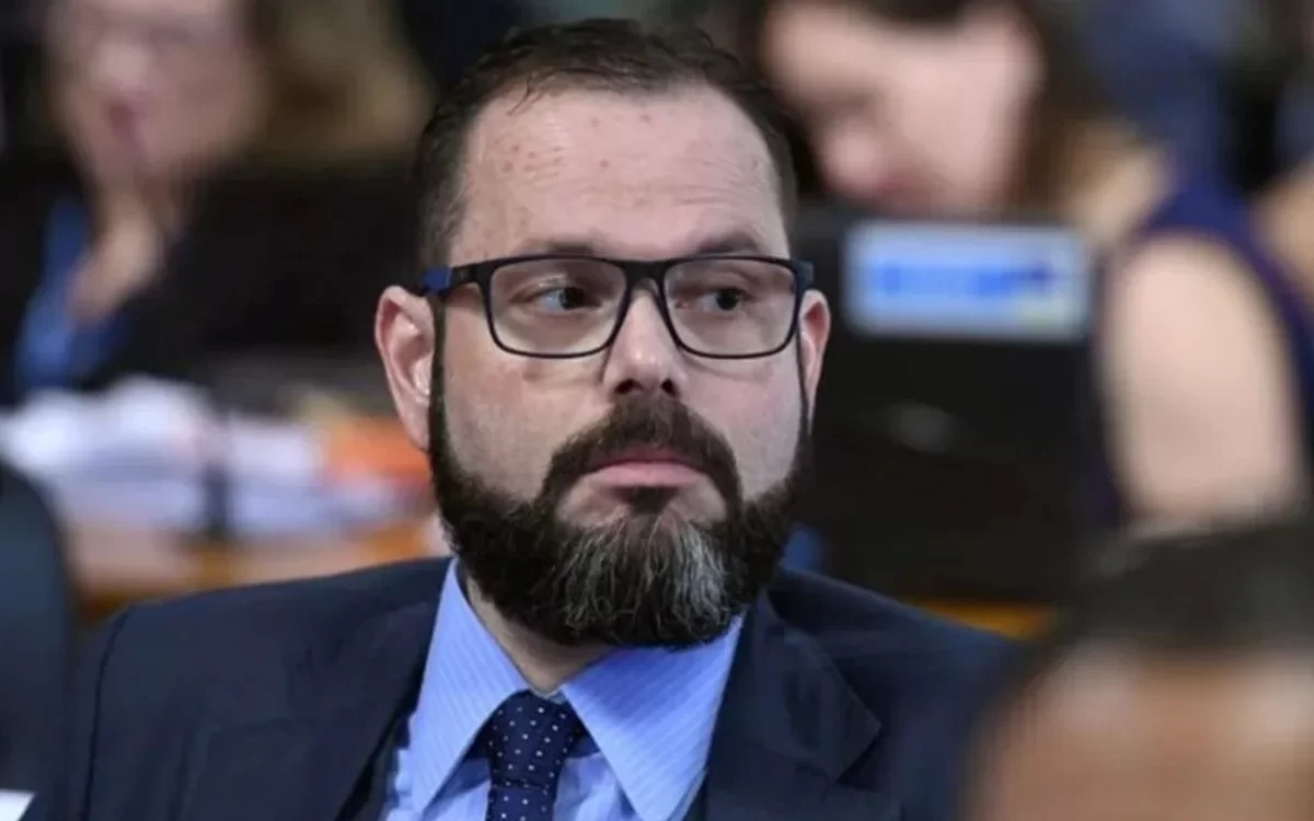 Senador do PL emprega ex-diarista que ninguém em seu gabinete conhece com salário de R$ 31 mil