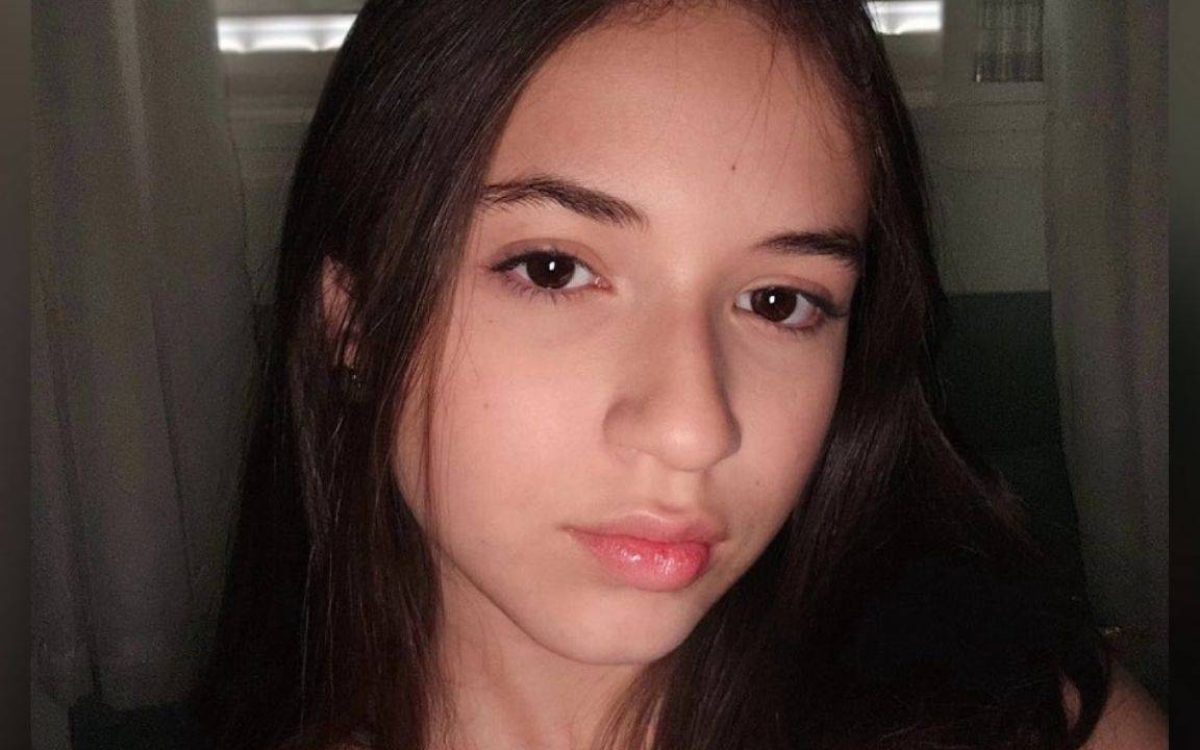 Estudante de 14 anos é morta com golpes de tesoura por colega dentro de escola