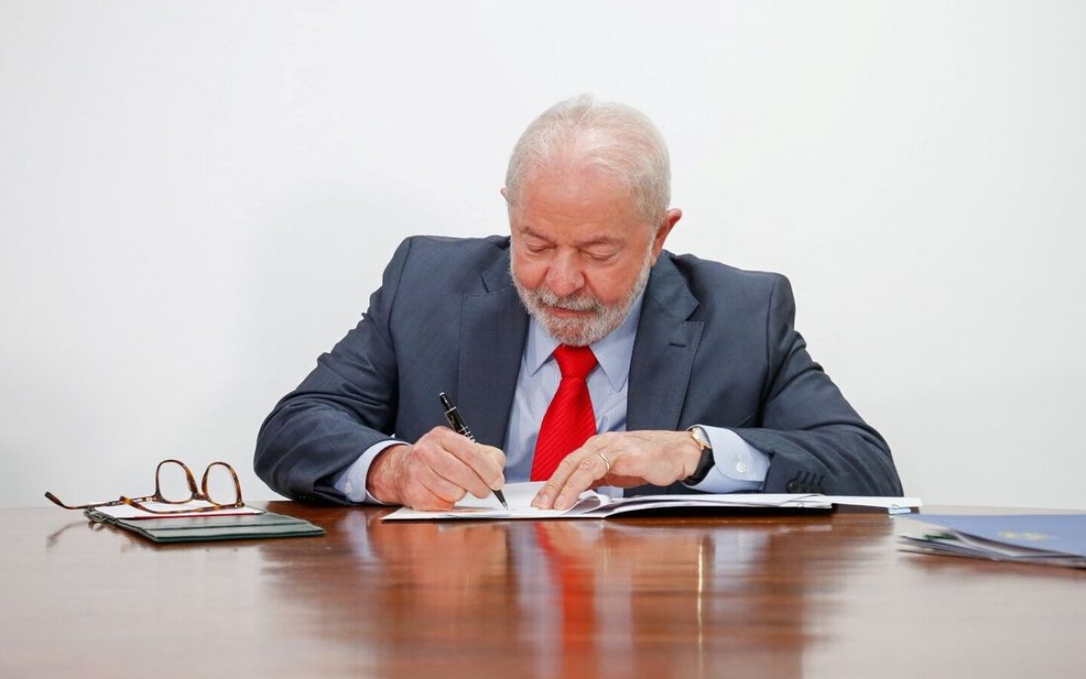 Lula sanciona lei que proíbe descontos em benefícios do INSS
