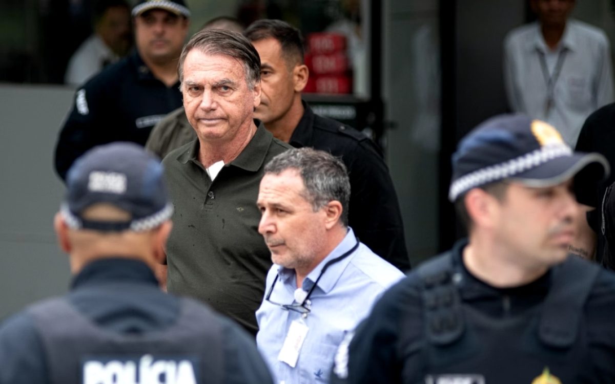 Primeira saída após condenação: Bolsonaro passa por cirurgia e volta à prisão domiciliar escoltado