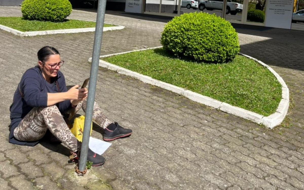 “Tive que me humilhar”: mulher se acorrenta em hospital de Farroupilha após esperar meses por cirurgia no útero