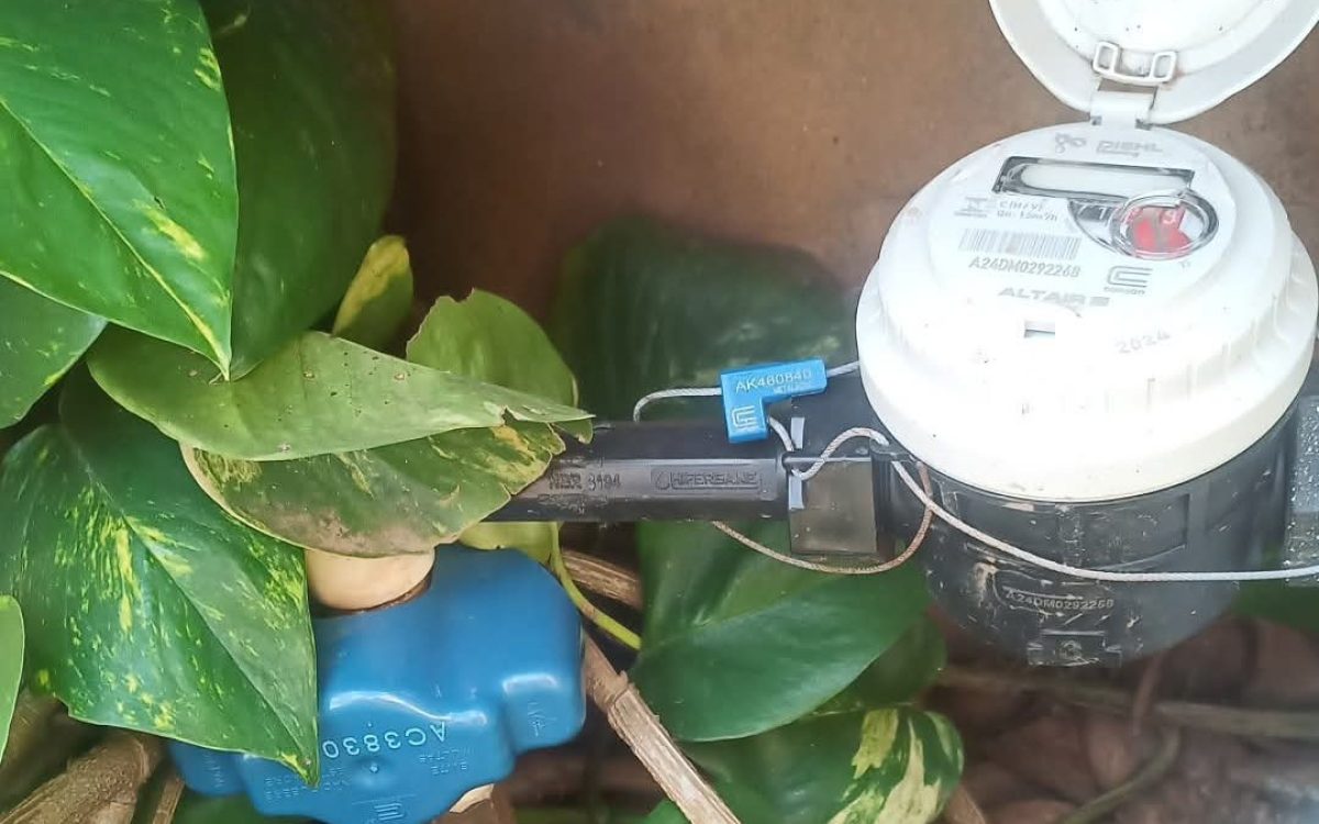 Família com bebê doente fica sem água após cobrança indevida de R$ 1 mil por erro de leitura em São Borja