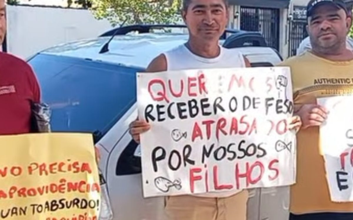 Atraso no seguro-defeso leva pescadores a protestar em frente ao INSS em Uruguaiana