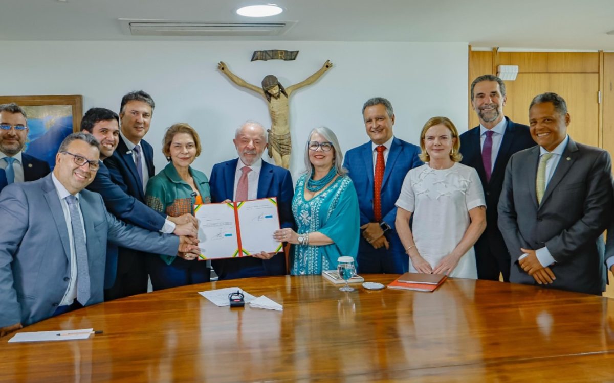 Lula assina MP que garante valorização do magistério com ganho real de R$ 262,86 no Piso Salarial