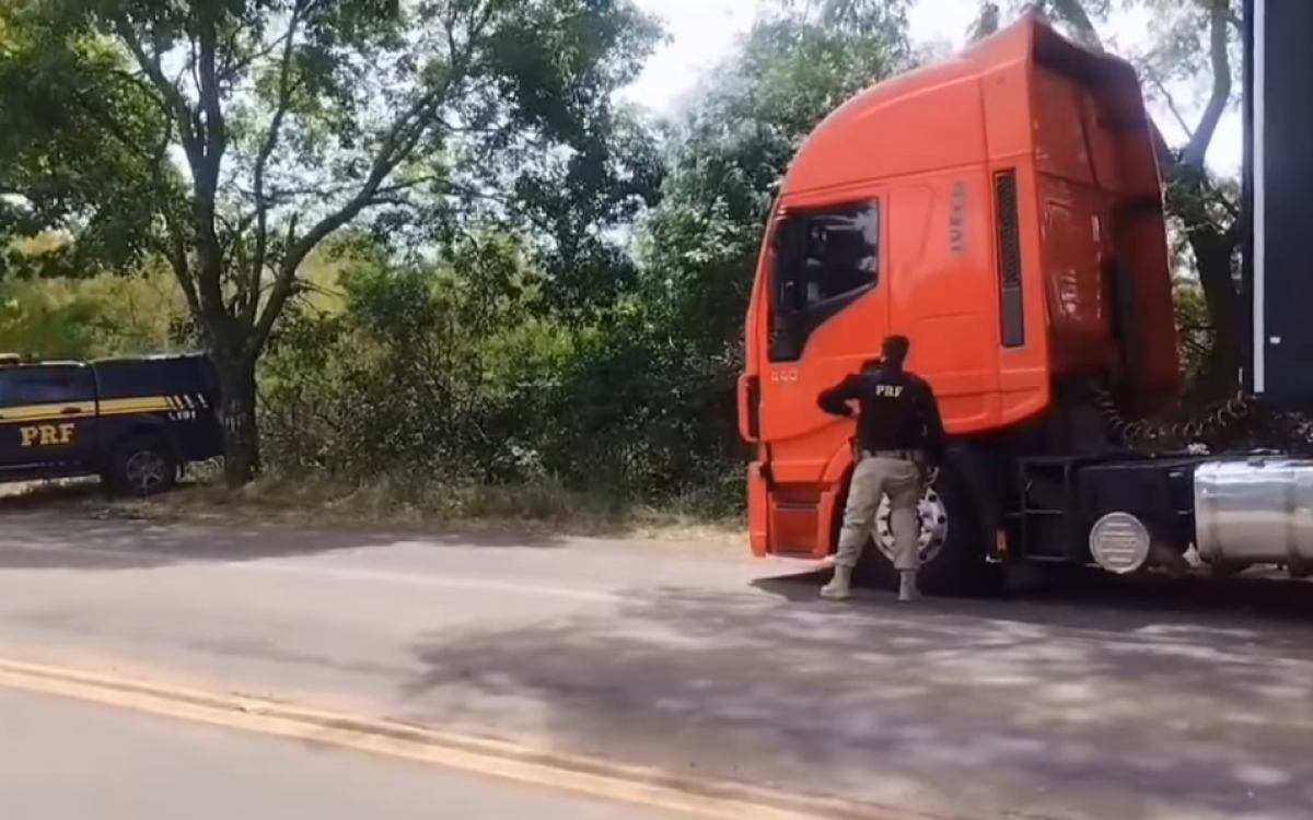 PRF flagra caminhoneiro transportando adolescente de 15 anos sem autorização em Alegrete