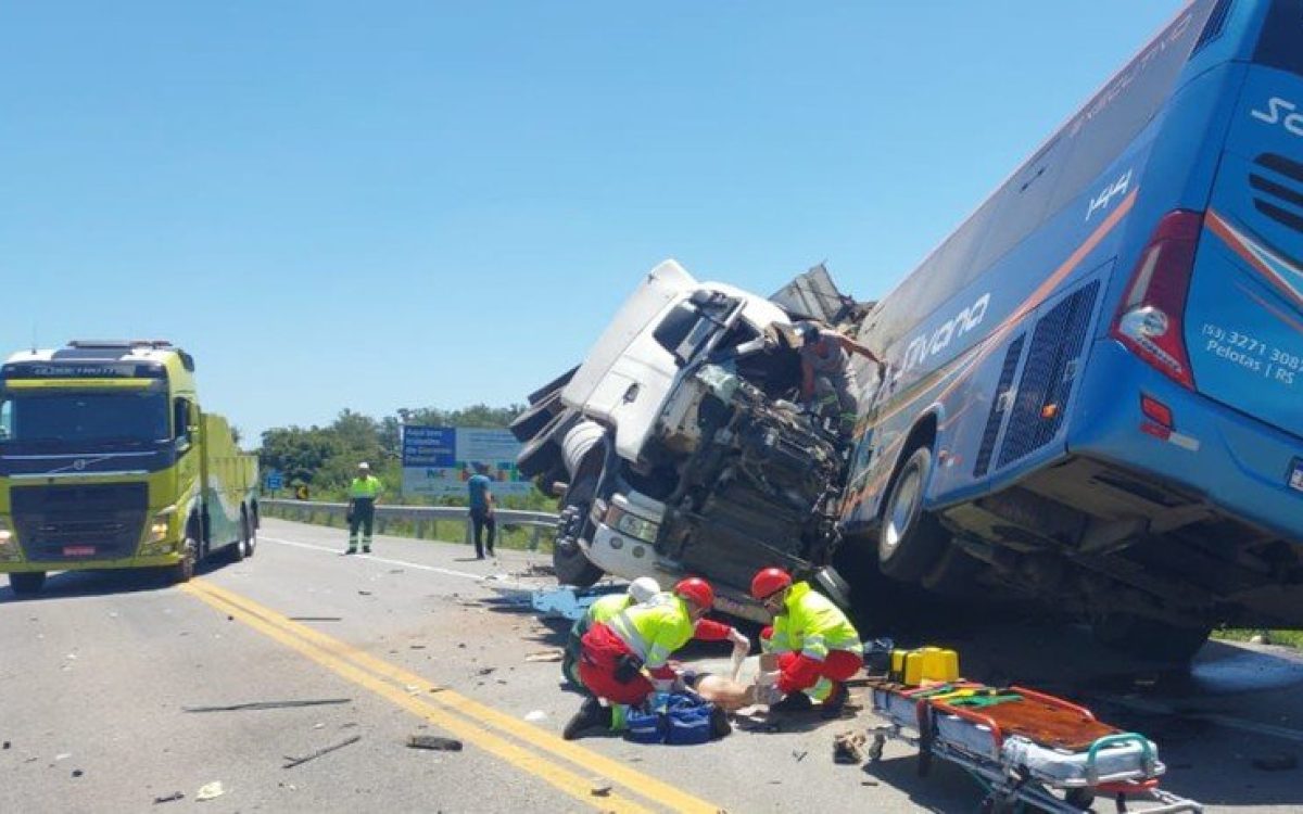 Acidente entre carreta e ônibus deixa quatro mortos na BR-116, em Pelotas