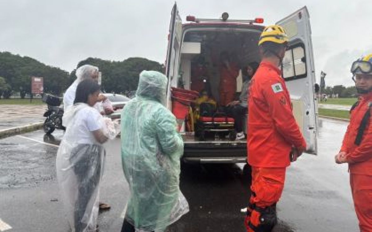 Raio cai durante ato de Nikolas Ferreira e pessoas são levadas ao hospital