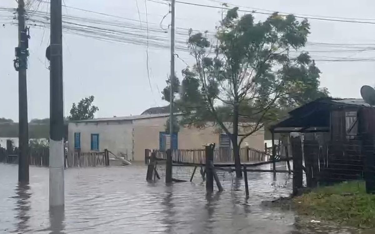 Rio Ibirapuitã atinge 10,80m após temporal e deixa mais de 100 desalojados em Alegrete