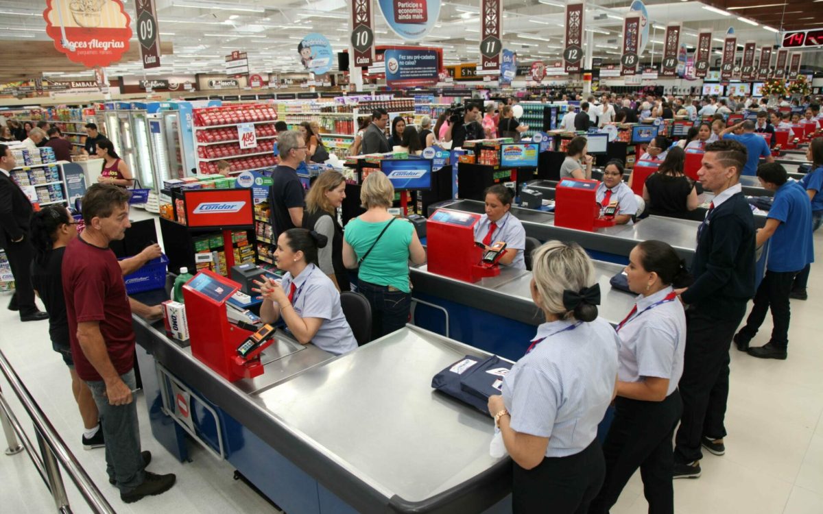 Governo adia por 90 dias exigência de acordo coletivo para trabalho em feriados no comércio