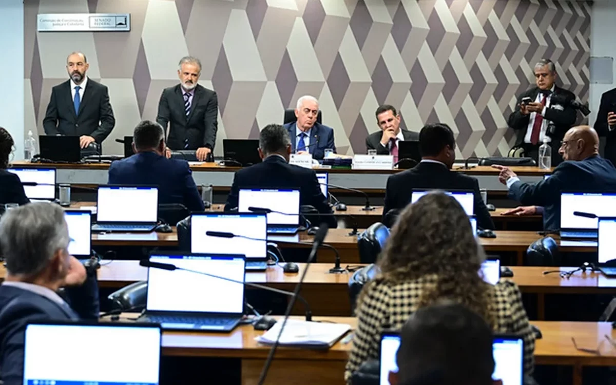 Comissão de Constituição e Justiça do Senado aprova fim da escala de trabalho 6×1