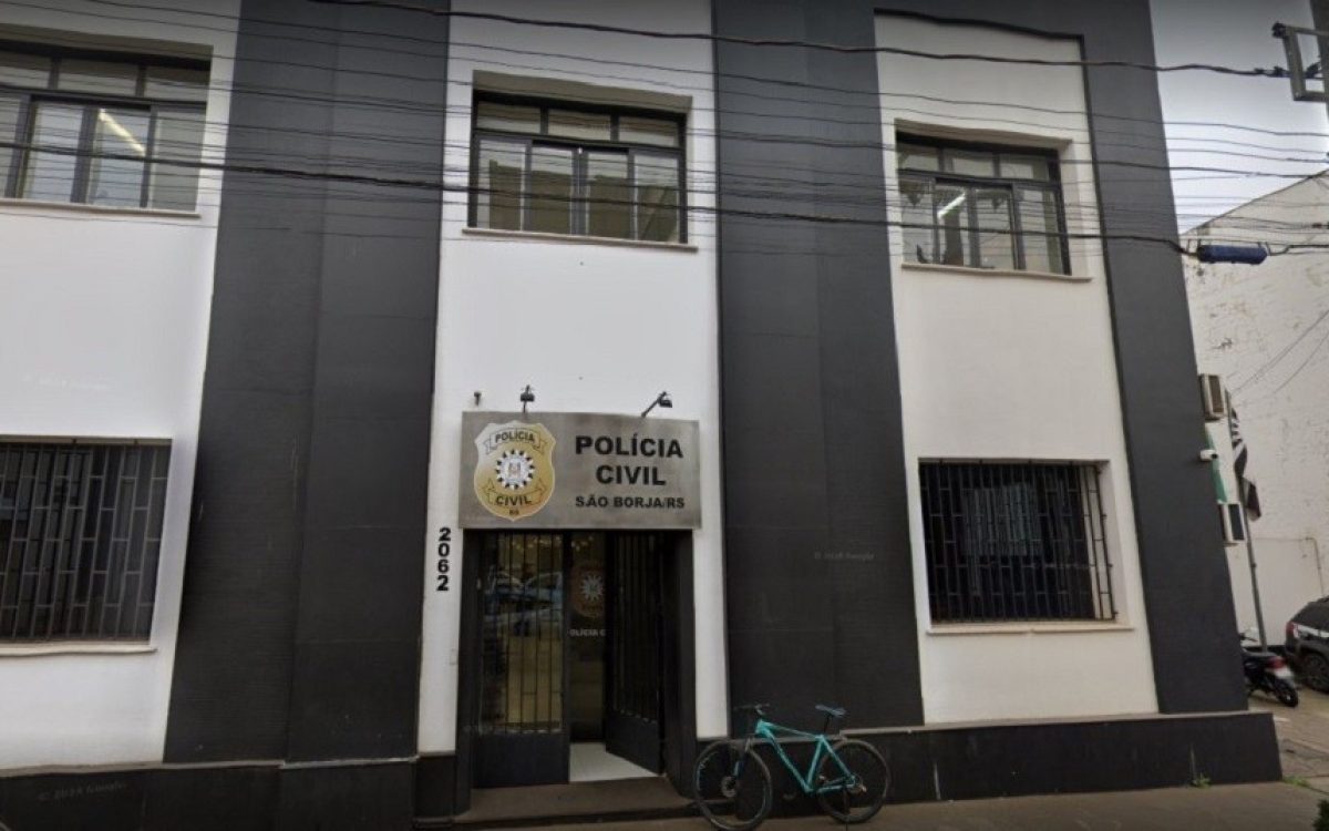 Homem é preso após incentivar filha de 8 anos a disparar arma em São Borja