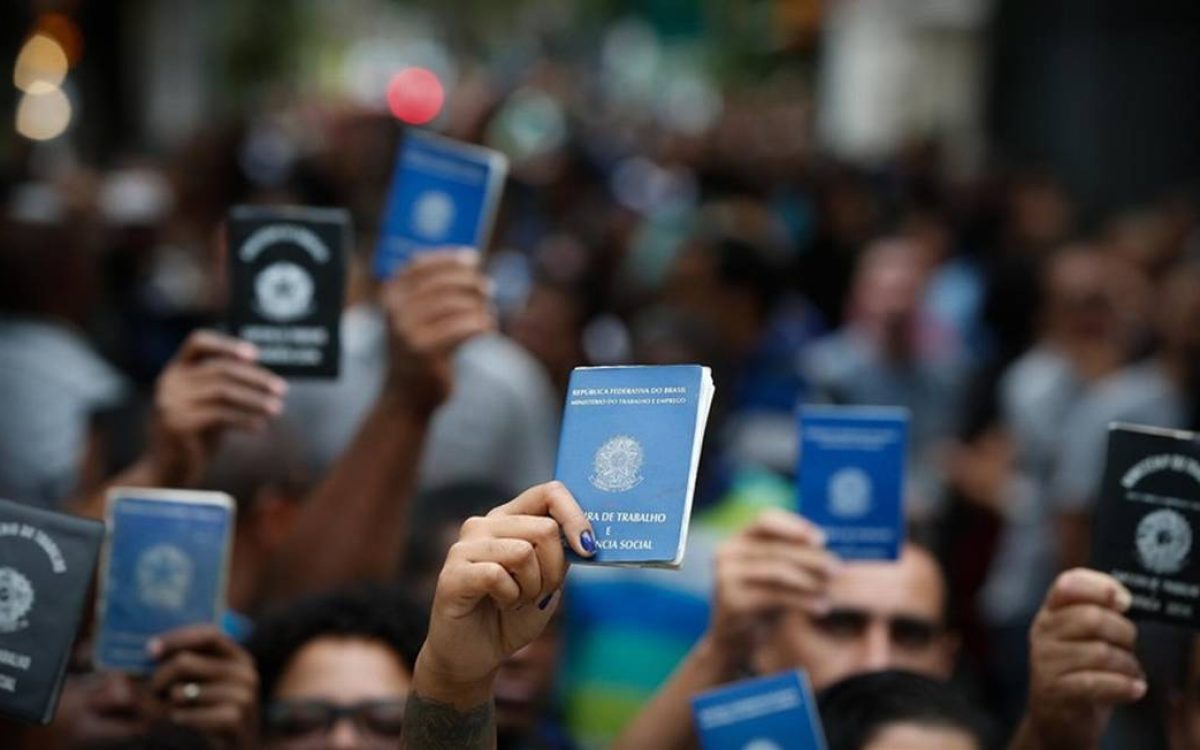 Desemprego cai para 5,1% em dezembro e Brasil fecha 2025 com menor taxa da série histórica