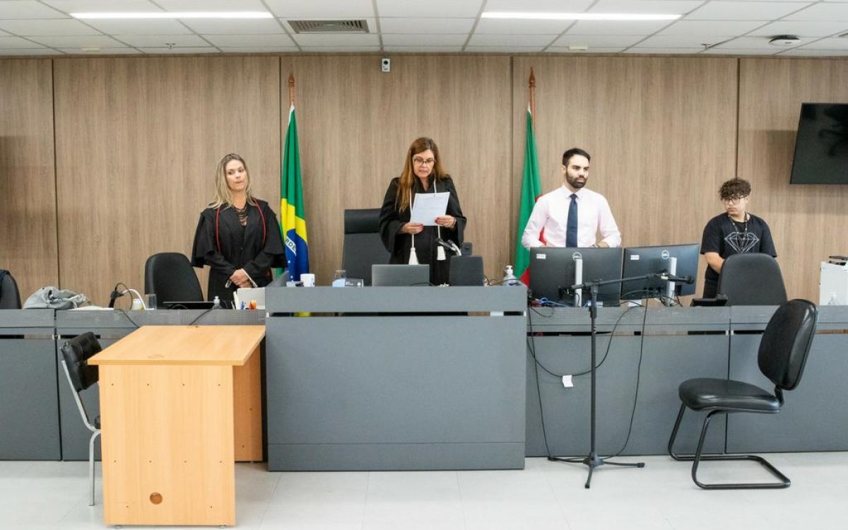 Lei mais severa contra feminicídio é aplicada e réu é condenado a 24 anos por matar mulher em Porto Alegre