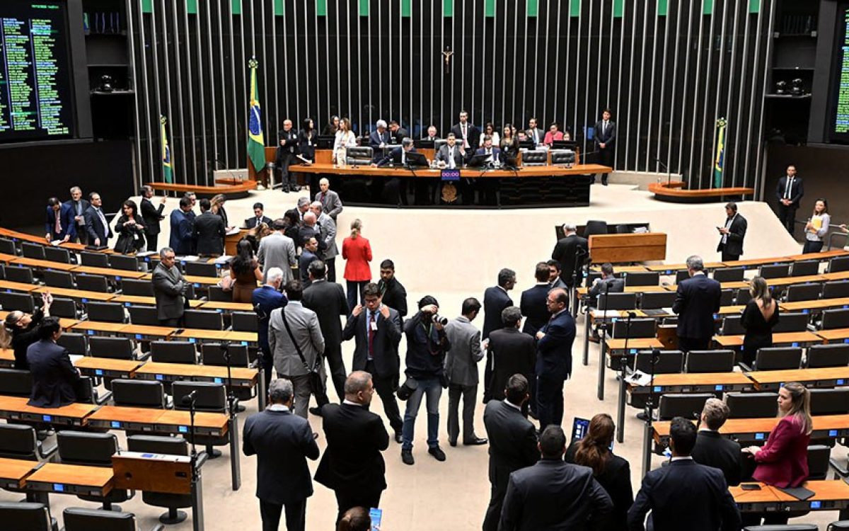 Congresso corta orçamento de universidades federais em R$ 488 milhões e ameaça assistência estudantil