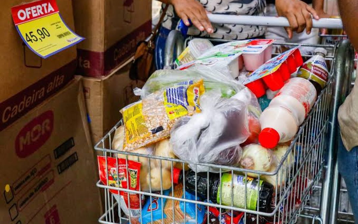 Desigualdade e pobreza extrema caem ao menor nível desde 2012 com avanço da renda dos mais pobres, aponta IBGE