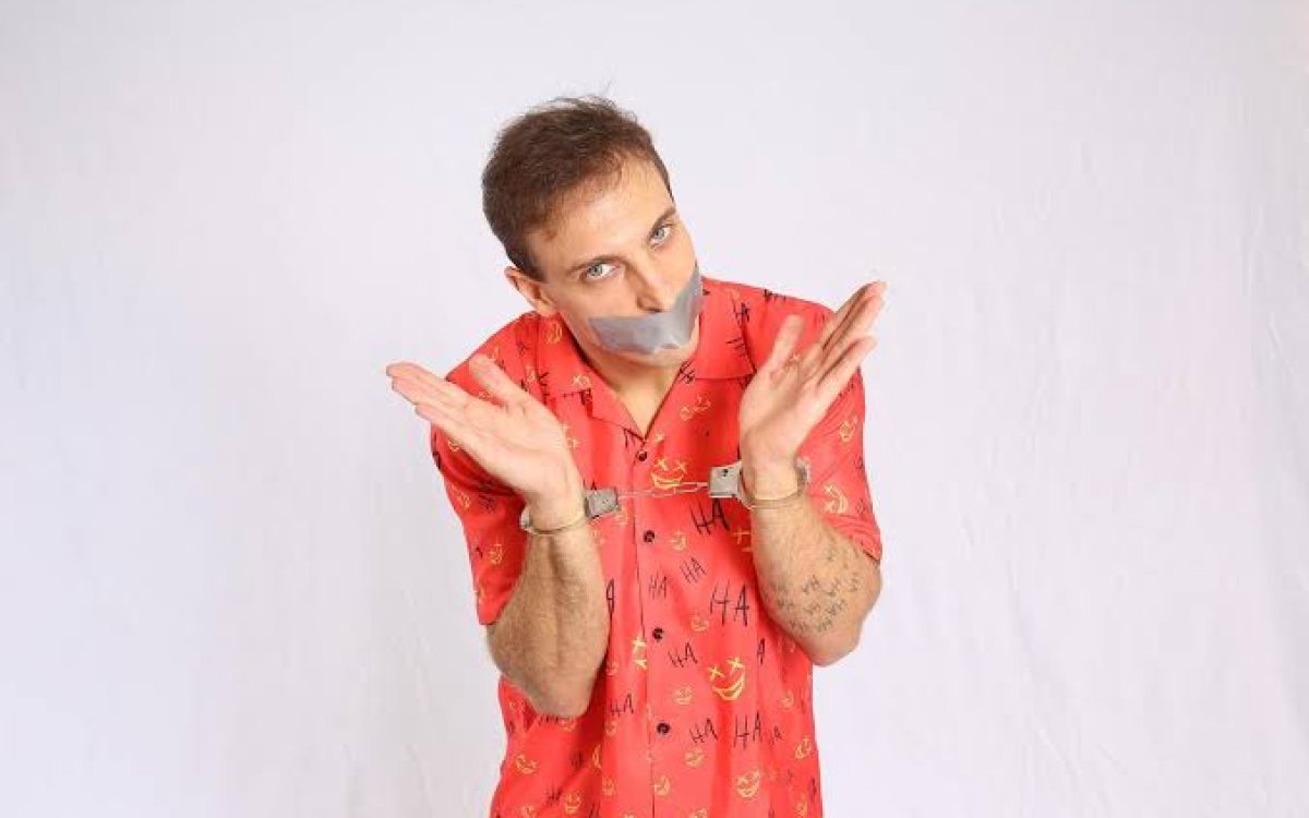 Humorista Léo Lins é condenado a mais de oito anos de prisão por piadas preconceituosas