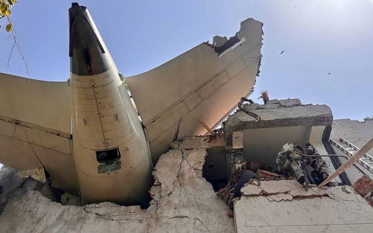 Tragédia na Índia: Avião com 242 pessoas cai em Ahmedabad; não há sobreviventes