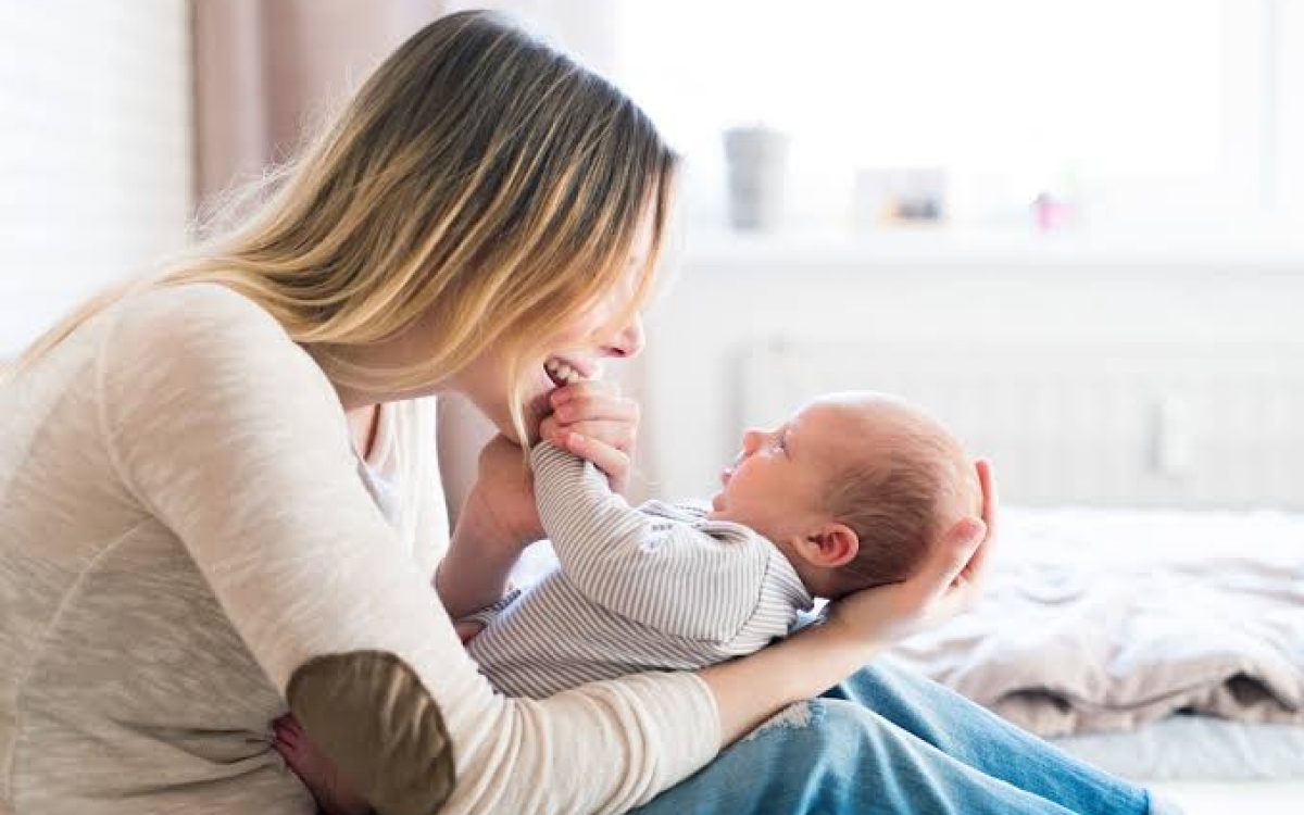 Fecundidade no Brasil atinge menor nível da história e acende alerta sobre reposição populacional