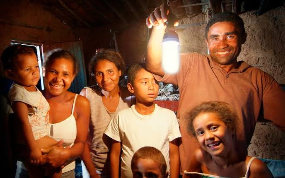 Famílias de baixa renda poderão ter conta de luz zerada a partir deste sábado