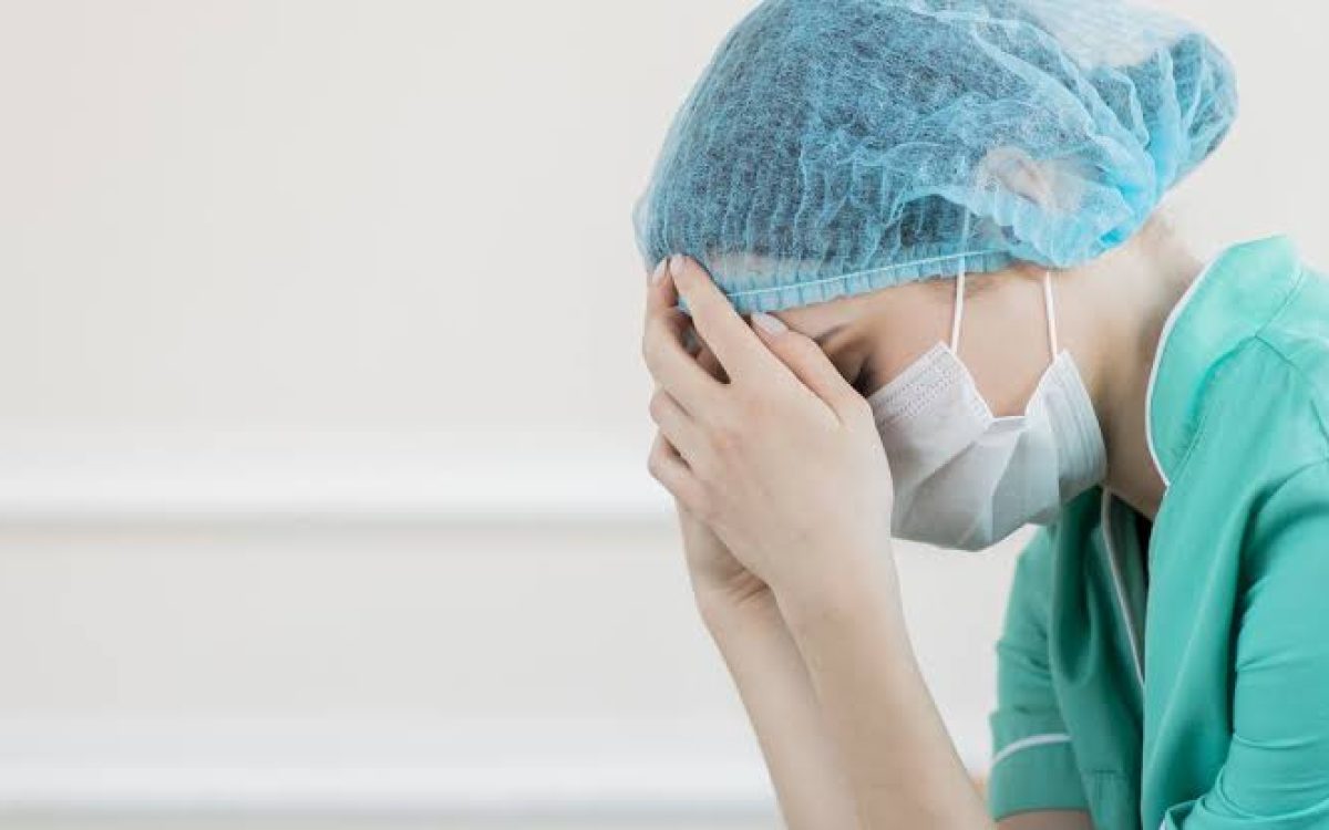 Violência contra profissionais da saúde atinge níveis alarmantes no Brasil: “Trabalhamos com medo de morrer”, diz técnica de enfermagem agredida