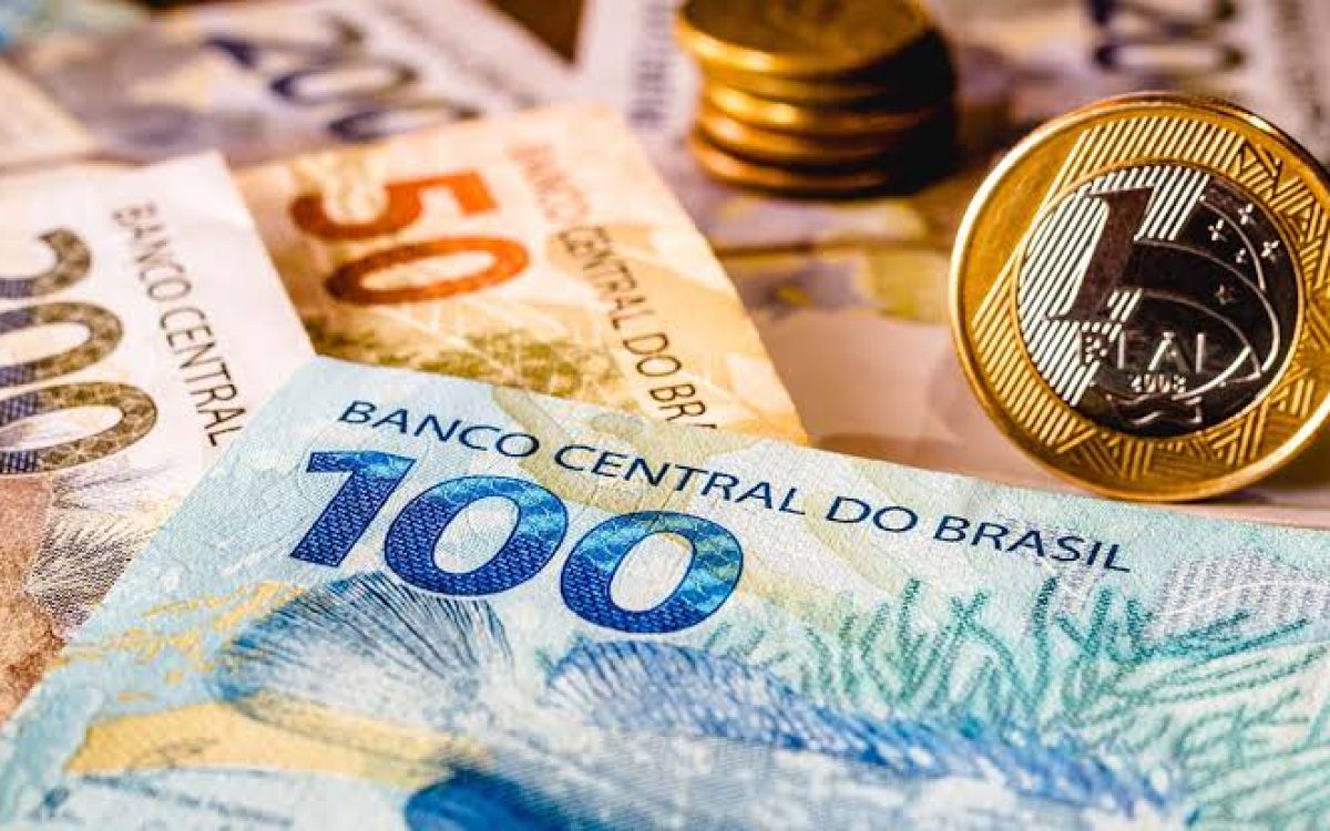 Real é a terceira moeda que mais se valorizou frente ao dólar em 2025