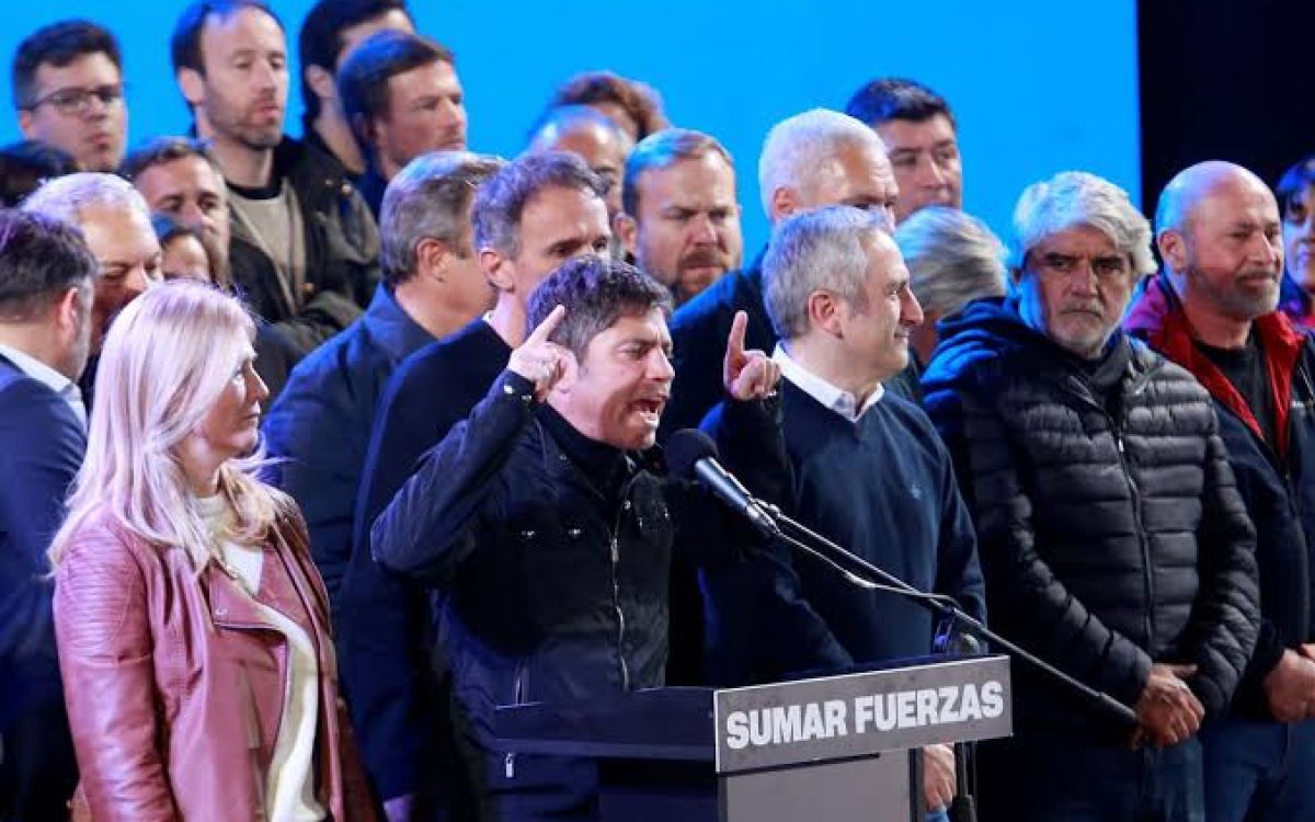 Derrota de Milei não se deu no campo das teorias econômicas, mas sim no chão das fábricas, nos hospitais e nas casas das famílias